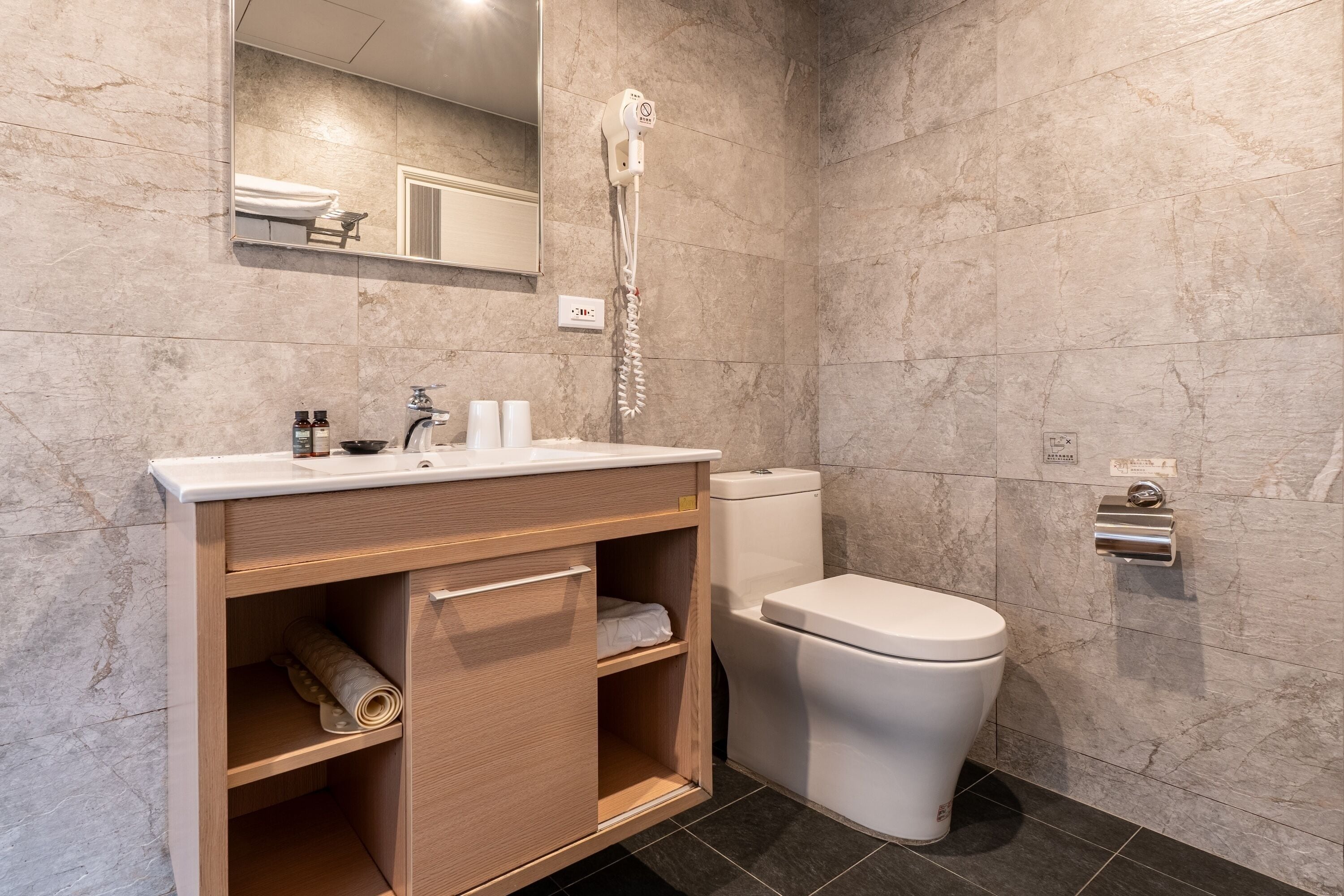 standard double room | bathroom | free toiletries, hair dryer, slippers, towels