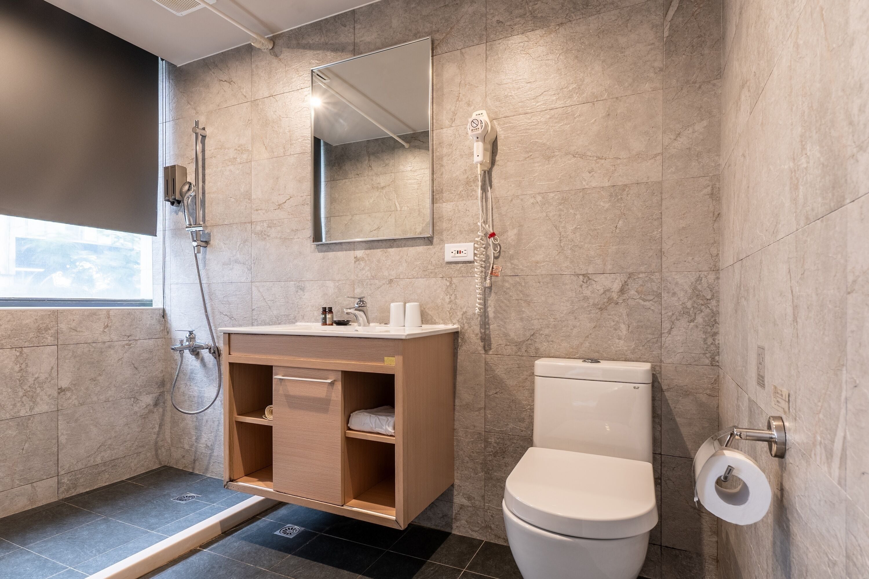 standard double room | bathroom | free toiletries, hair dryer, slippers, towels