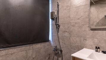 Standard Double Room | Bathroom | Hair dryer, towels, shampoo