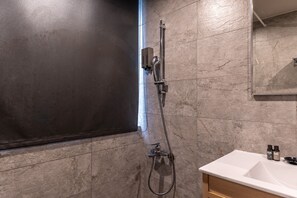 Standard Double Room | Bathroom | Hair dryer, towels, shampoo - Guide Hotel Taipei Dadaocheng (Taipei)