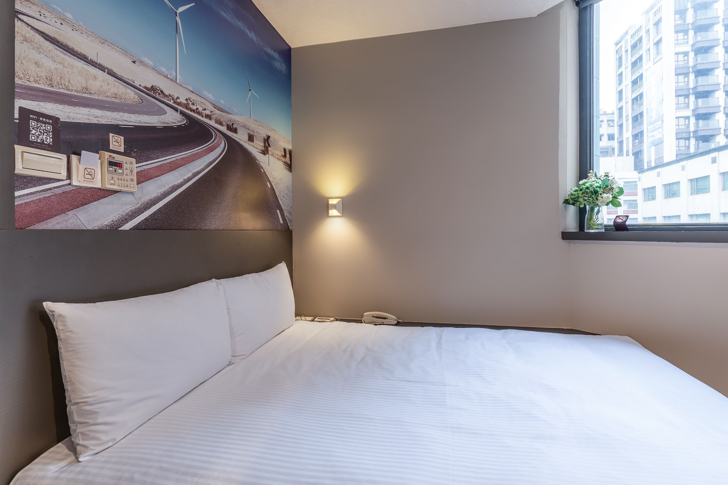 standard double room | desk, soundproofing, free wifi, bed sheets