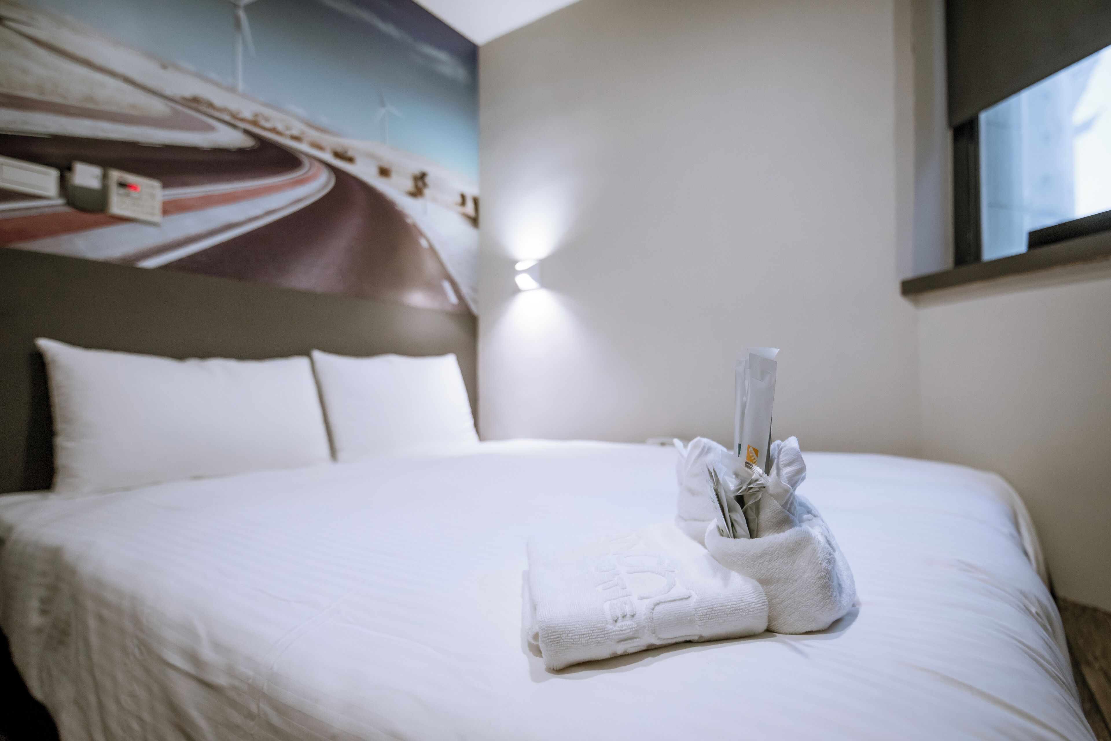 desk, soundproofing, free wifi, bed sheets