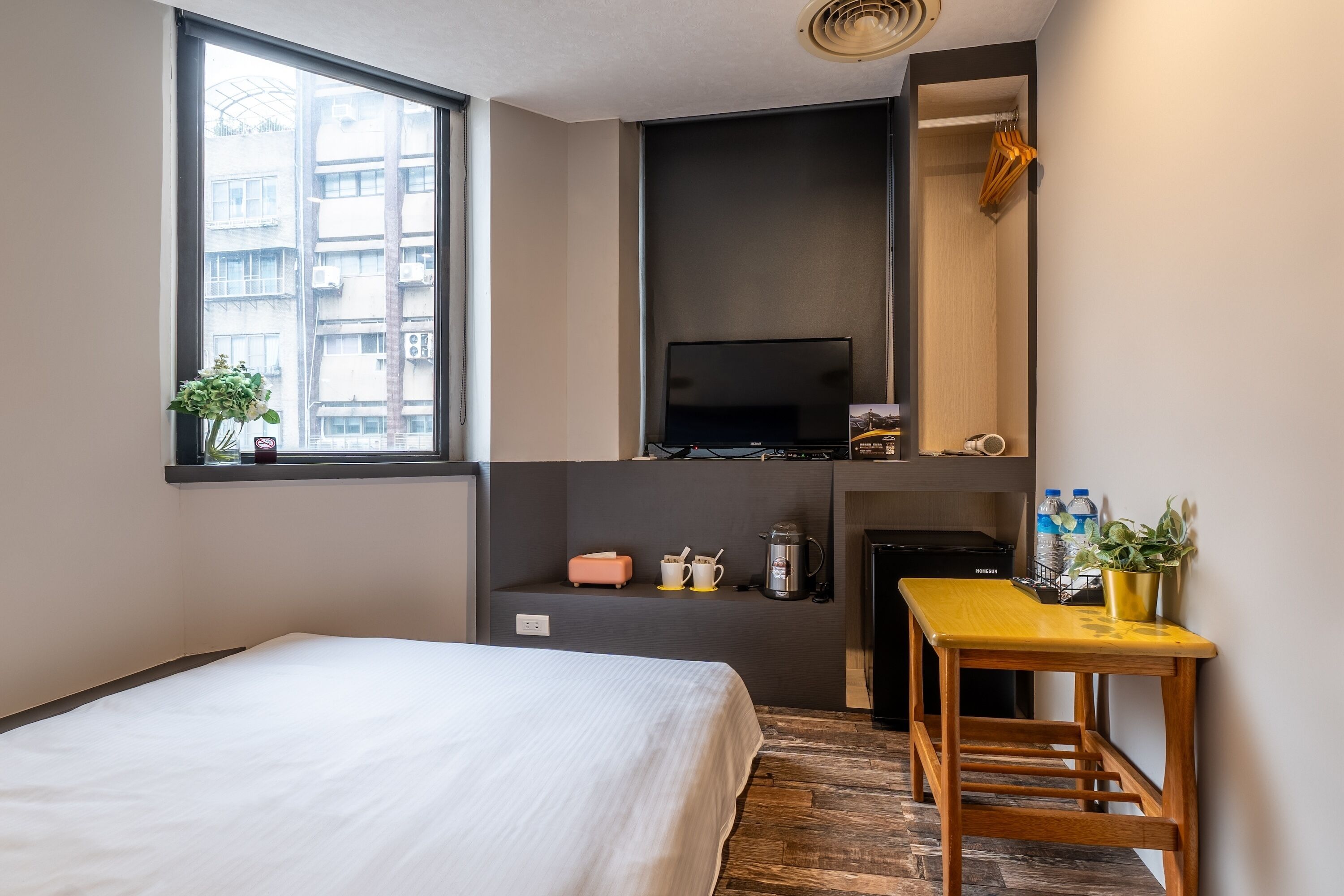 standard double room | desk, soundproofing, free wifi, bed sheets