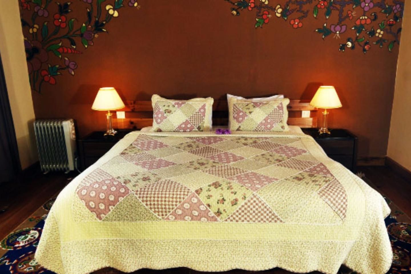 Kahden hengen deluxe-huone (yksi tai kaksi sänkyä), 1 makuuhuone | Minibaari, työpöytä, silitysrauta/-lauta, ilmainen Wi-Fi