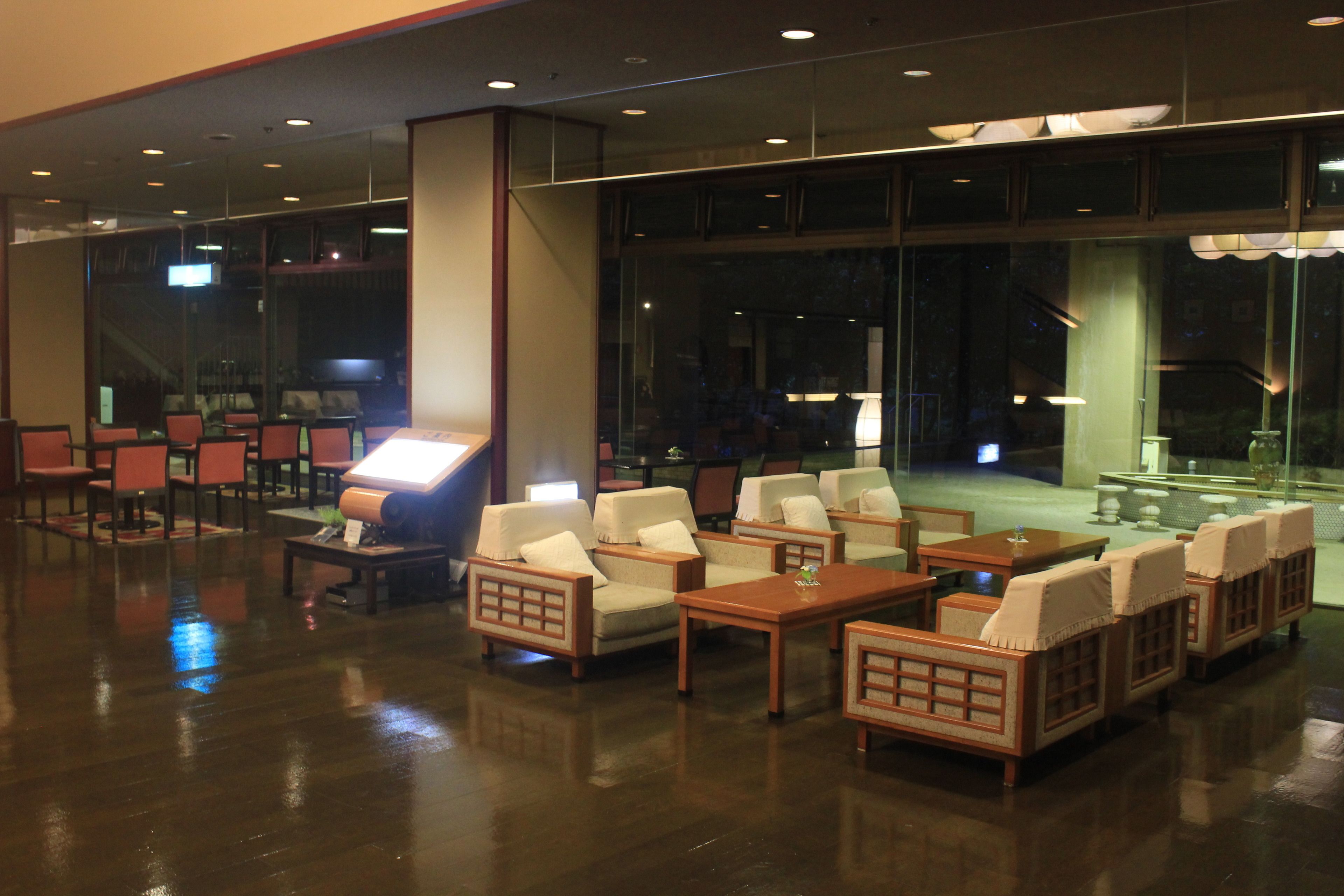 Lobby-lounge