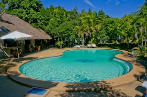 Piscine extérieure, chaises longues