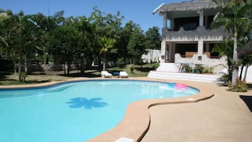 Piscine extérieure, chaises longues