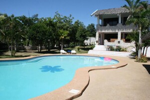 Piscina externa, espreguiçadeiras