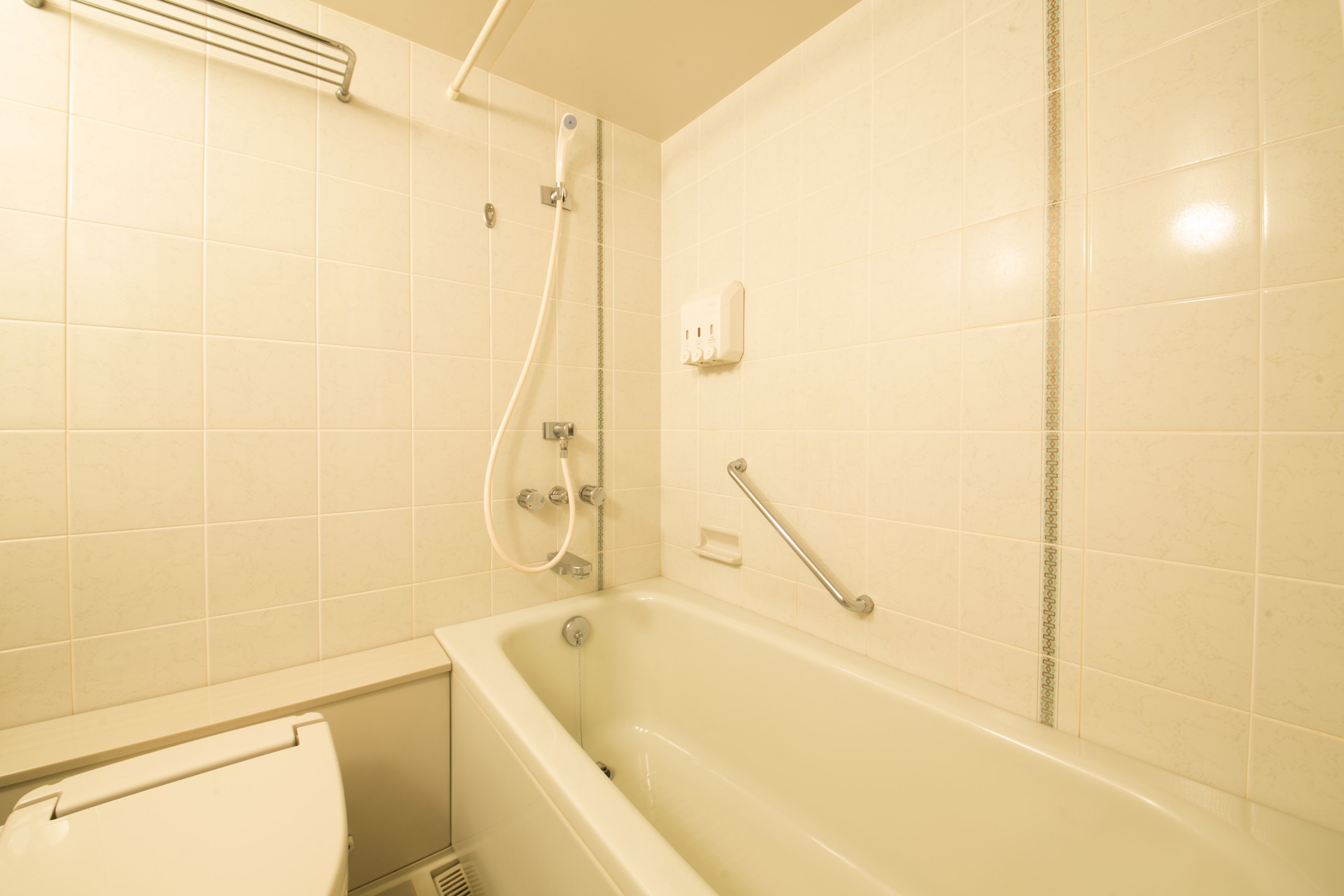 standard twin room, smoking (railway view) | bathroom | combined shower/bathtub, deep-soaking bathtub, hair dryer, slippers