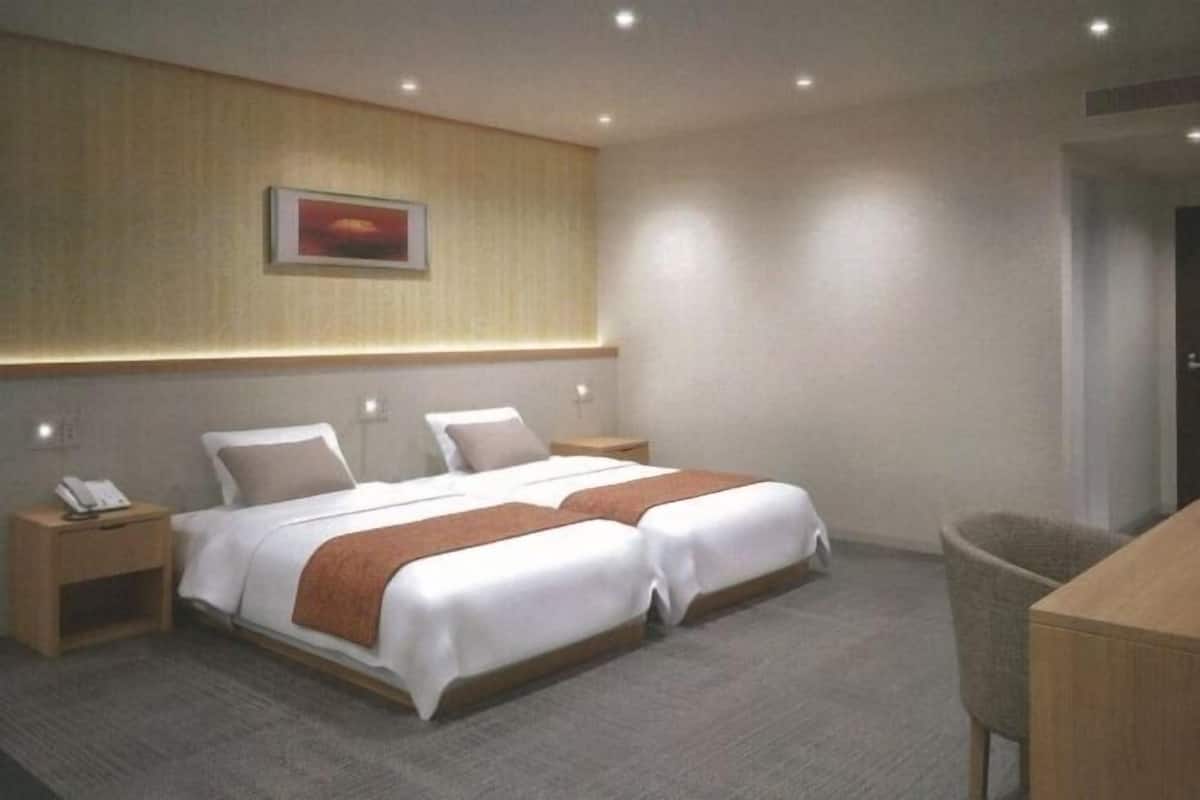 Roupas de cama premium, escrivaninha, cortinas blackout
