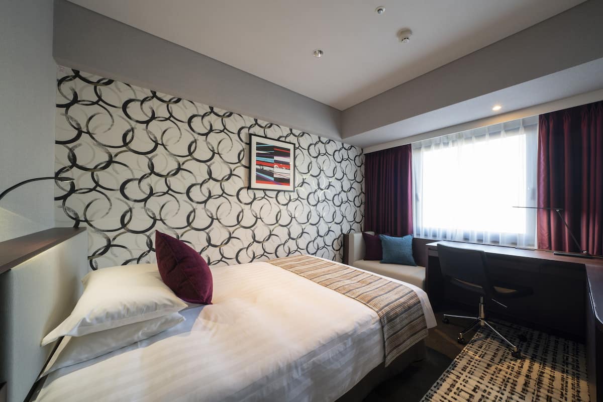 Premium bedding, desk, blackout curtains, free WiFi