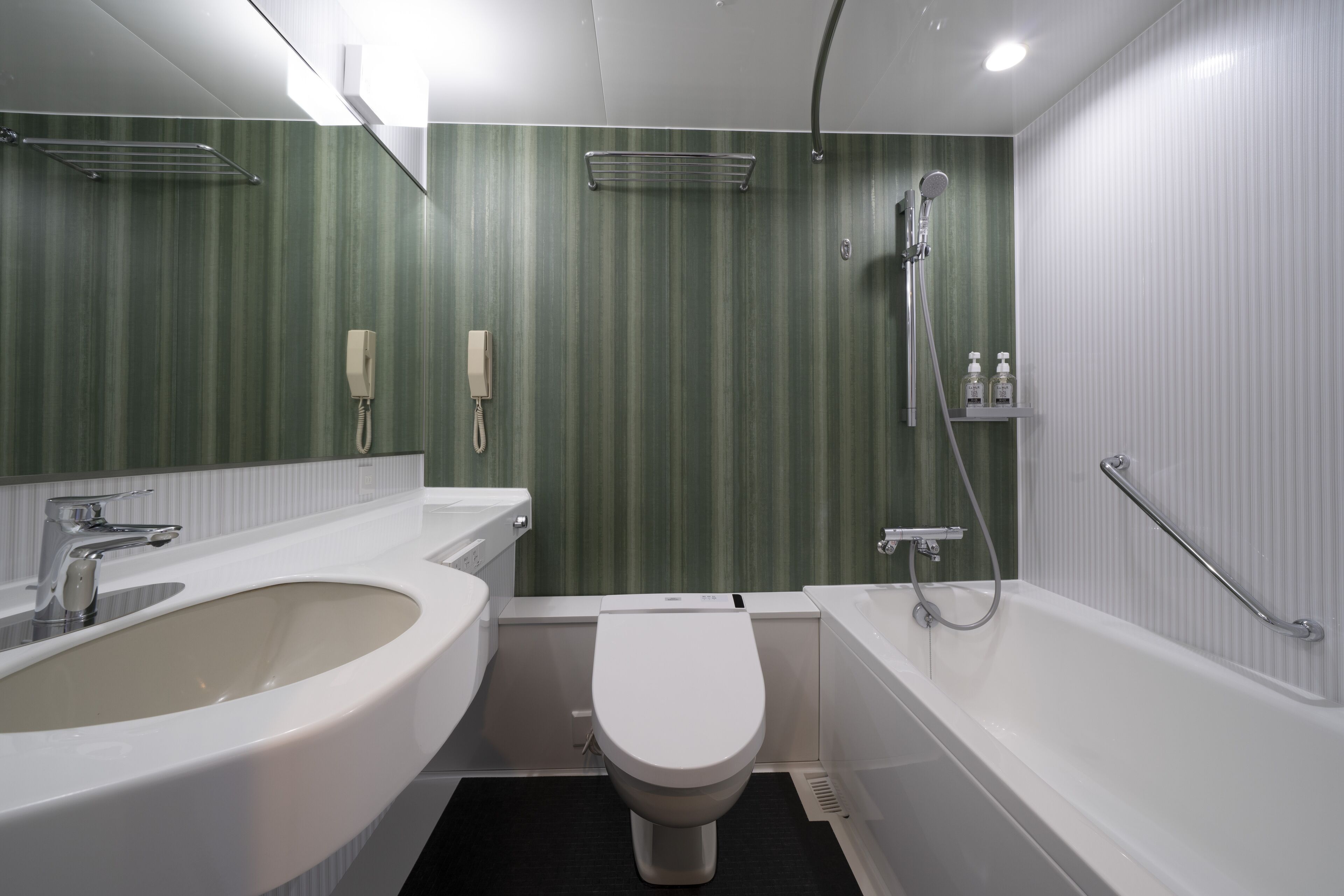 Une salle de bain moderne avec un grand lavabo, des toilettes et une baignoire.