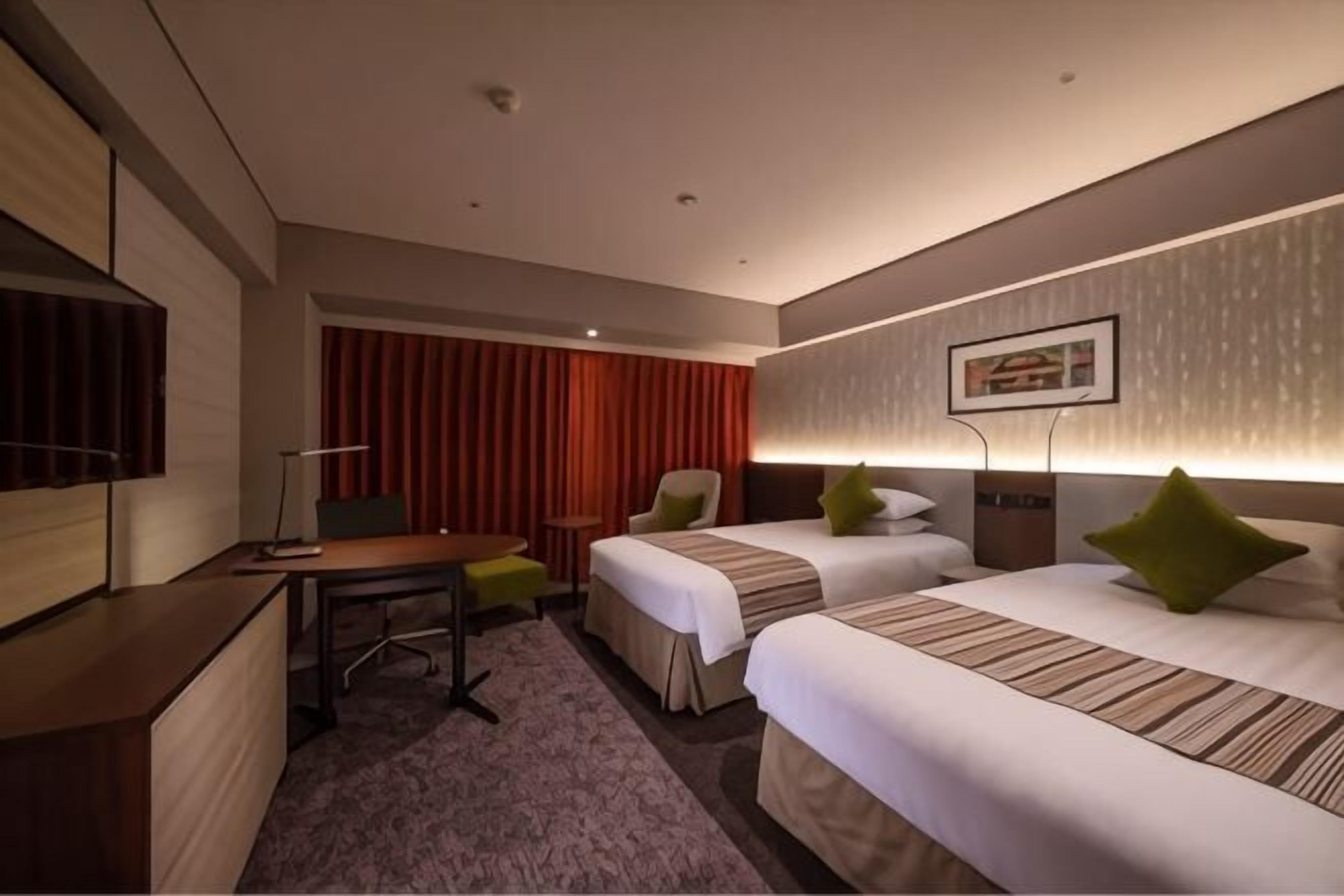 Premium bedding, desk, blackout curtains, free WiFi