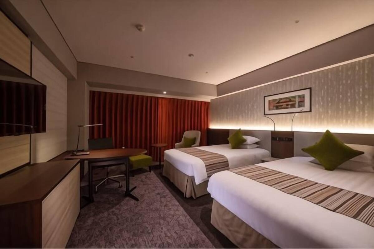 Premium bedding, desk, blackout curtains, free WiFi