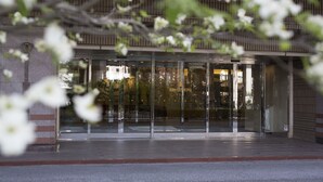 A building entrance with glass doors and a clear view of the interior. - Meitetsu Toyota Hotel (Toyota)