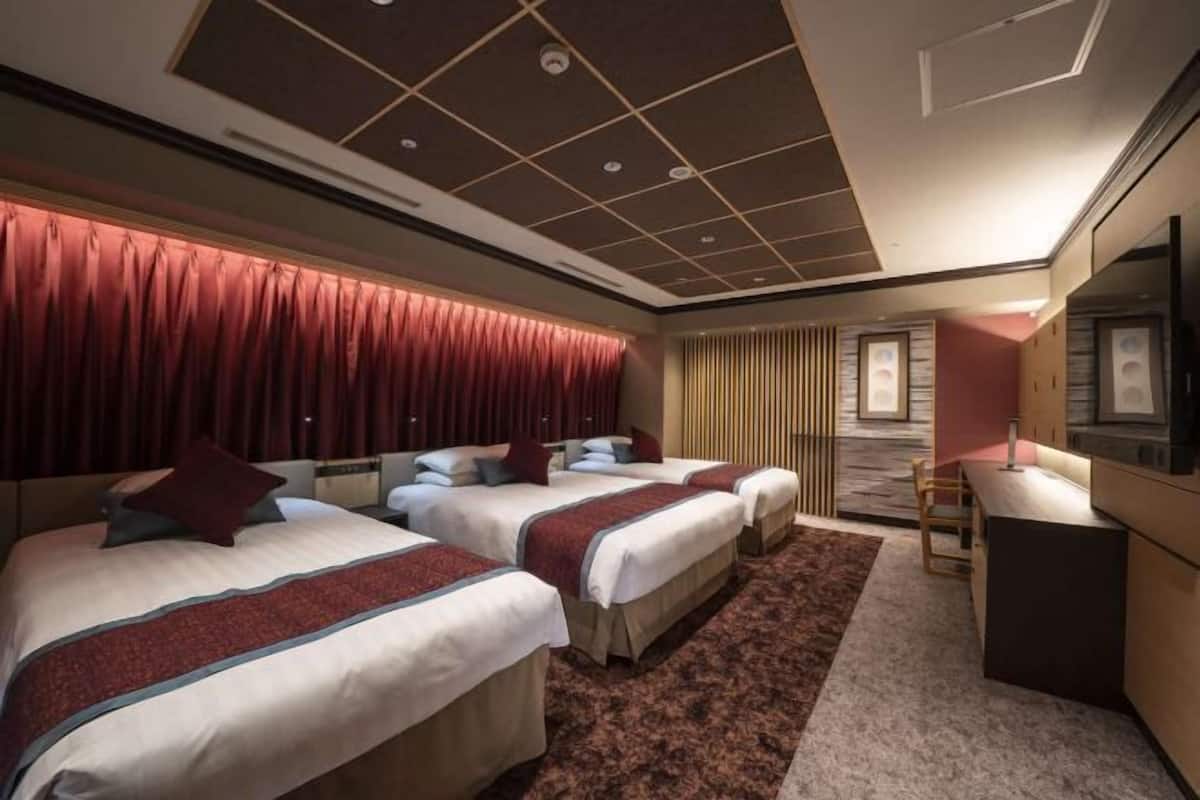 Roupas de cama premium, escrivaninha, cortinas blackout