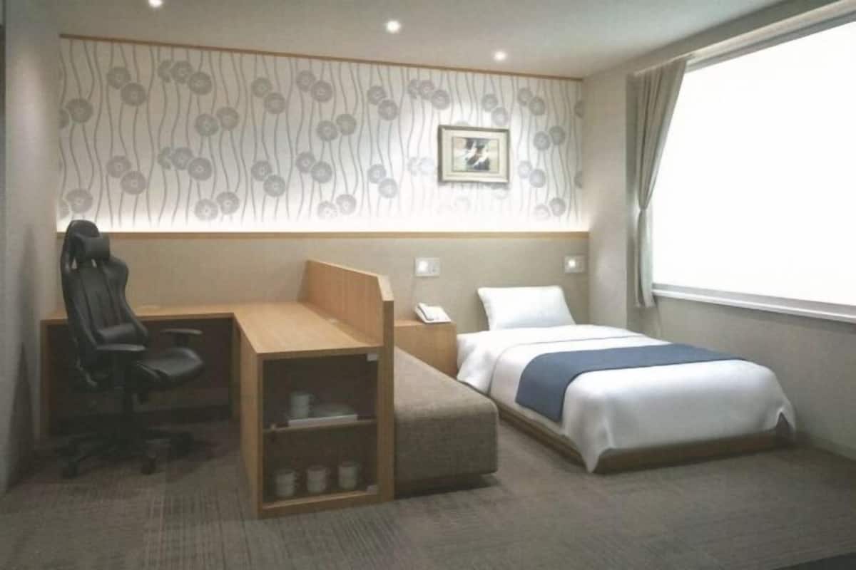 Roupas de cama premium, escrivaninha, cortinas blackout