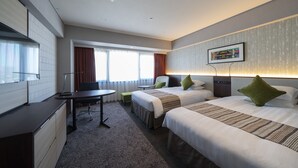 A hotel room with two beds, a desk, a chair, and a small table. - Meitetsu Toyota Hotel (Toyota)