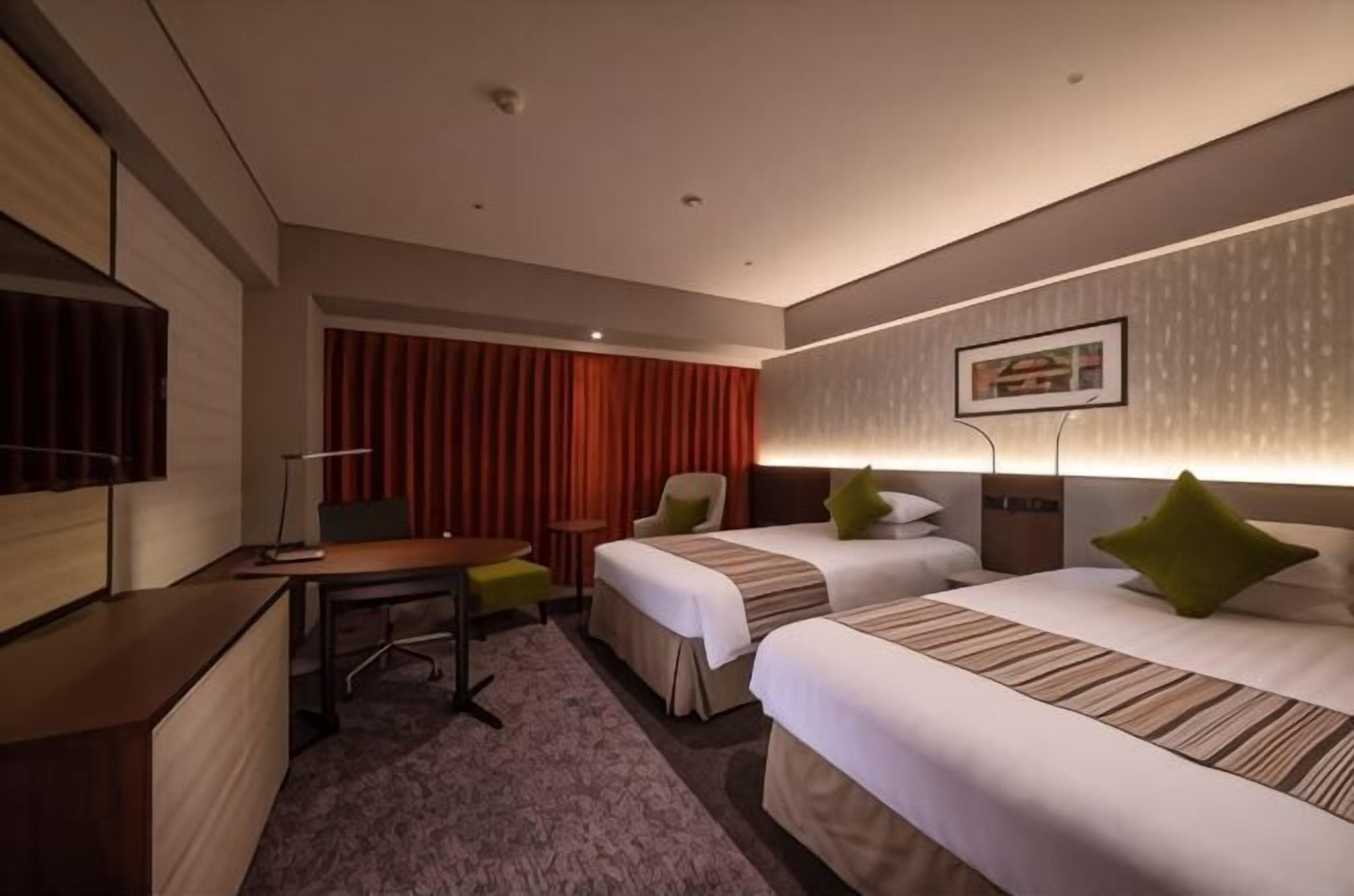 Premium bedding, desk, blackout drapes, free WiFi