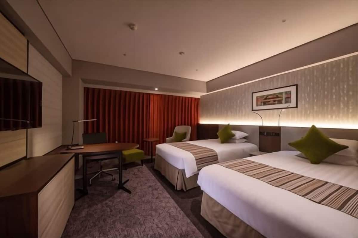 Premium bedding, desk, blackout curtains, free WiFi