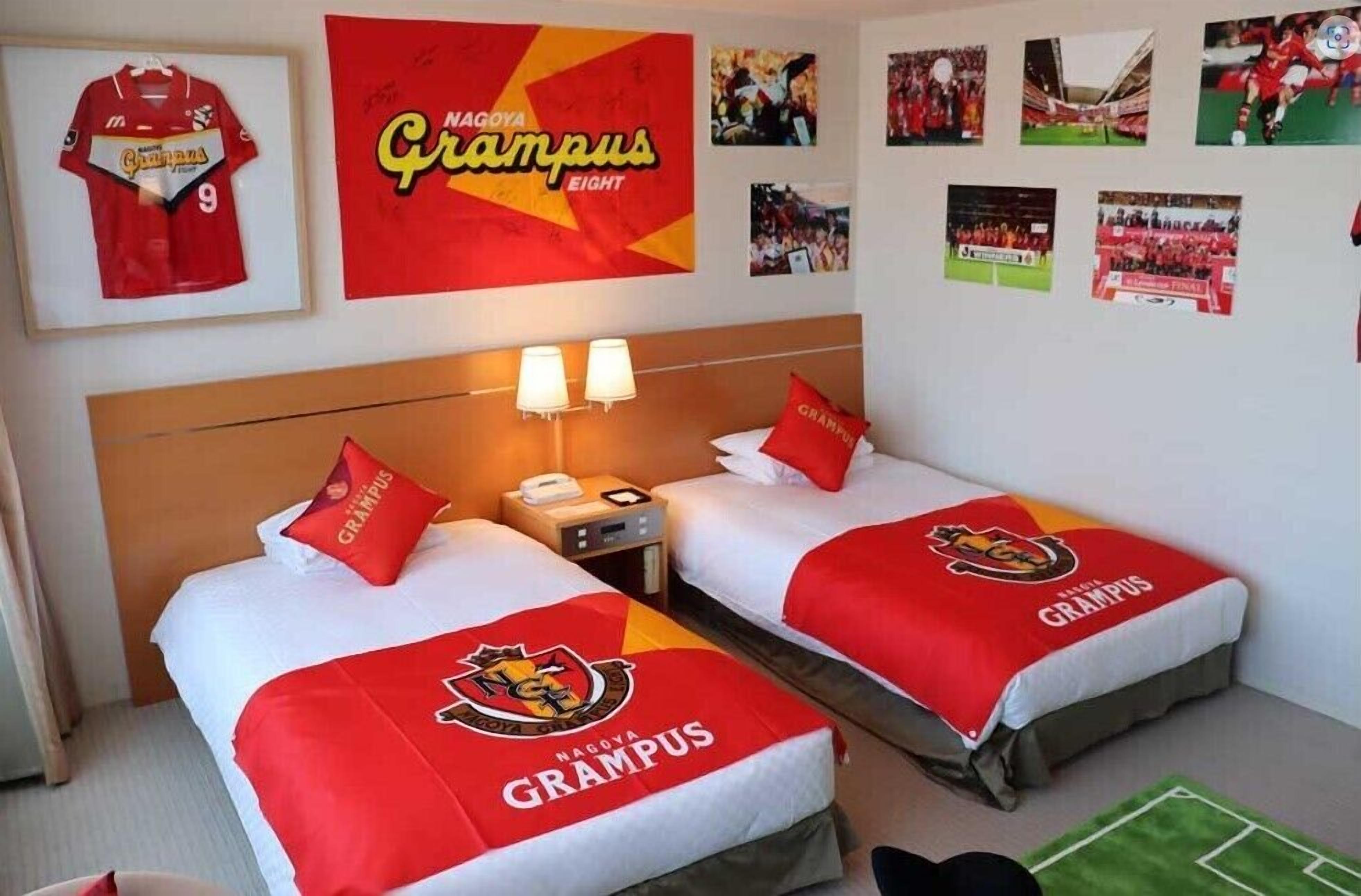 Premium bedding, desk, blackout drapes, free WiFi