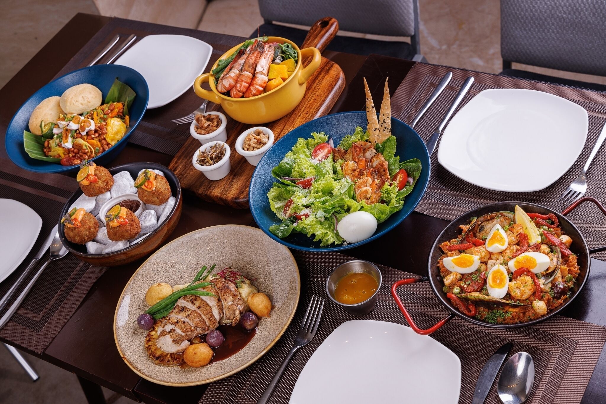 Aperto a colazione, pranzo e cena, cucina locale e internazionale 