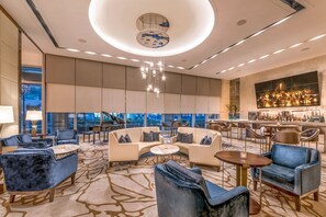 2 bars/lounges, lobby lounge