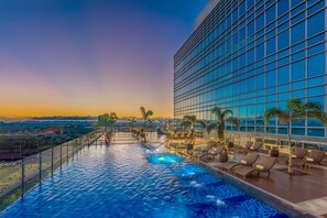 Outdoor pool, open 8:00 AM to 8:00 PM, pool loungers