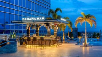 Bar junto a la piscina