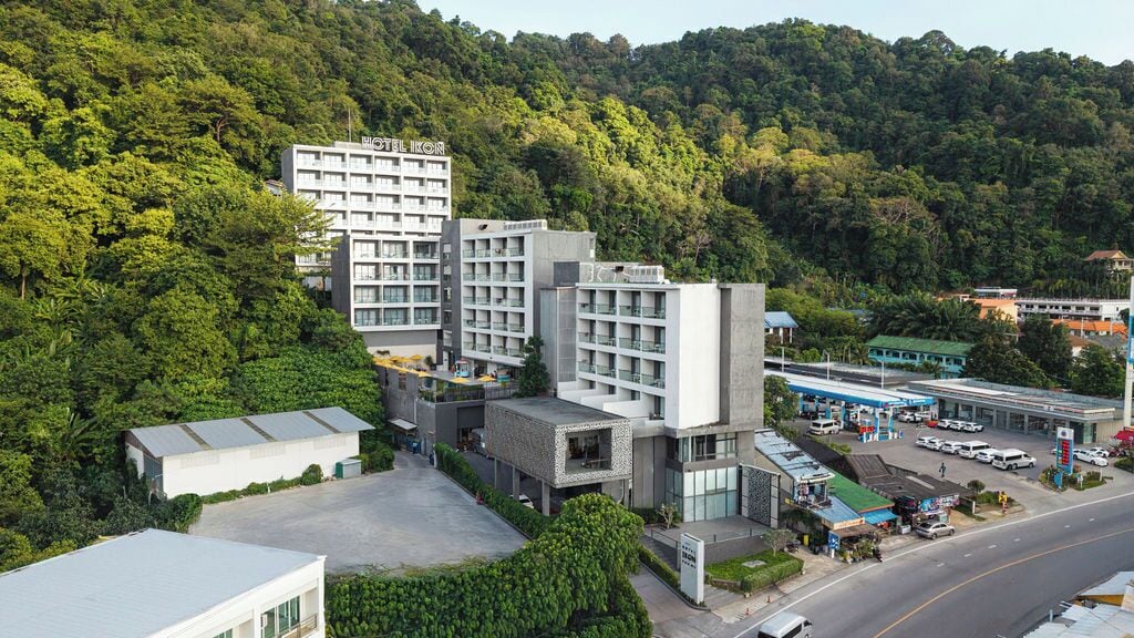 Ein Hotel mit mehreren Gebäuden, umgeben von üppiger Vegetation.
