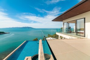 Outdoor pool, an infinity pool, pool umbrellas, sun loungers - Villa Tasanee (Koh Samui)