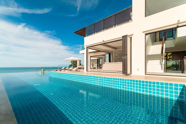 Outdoor pool, an infinity pool, pool umbrellas, sun loungers - Villa Tasanee (Koh Samui)