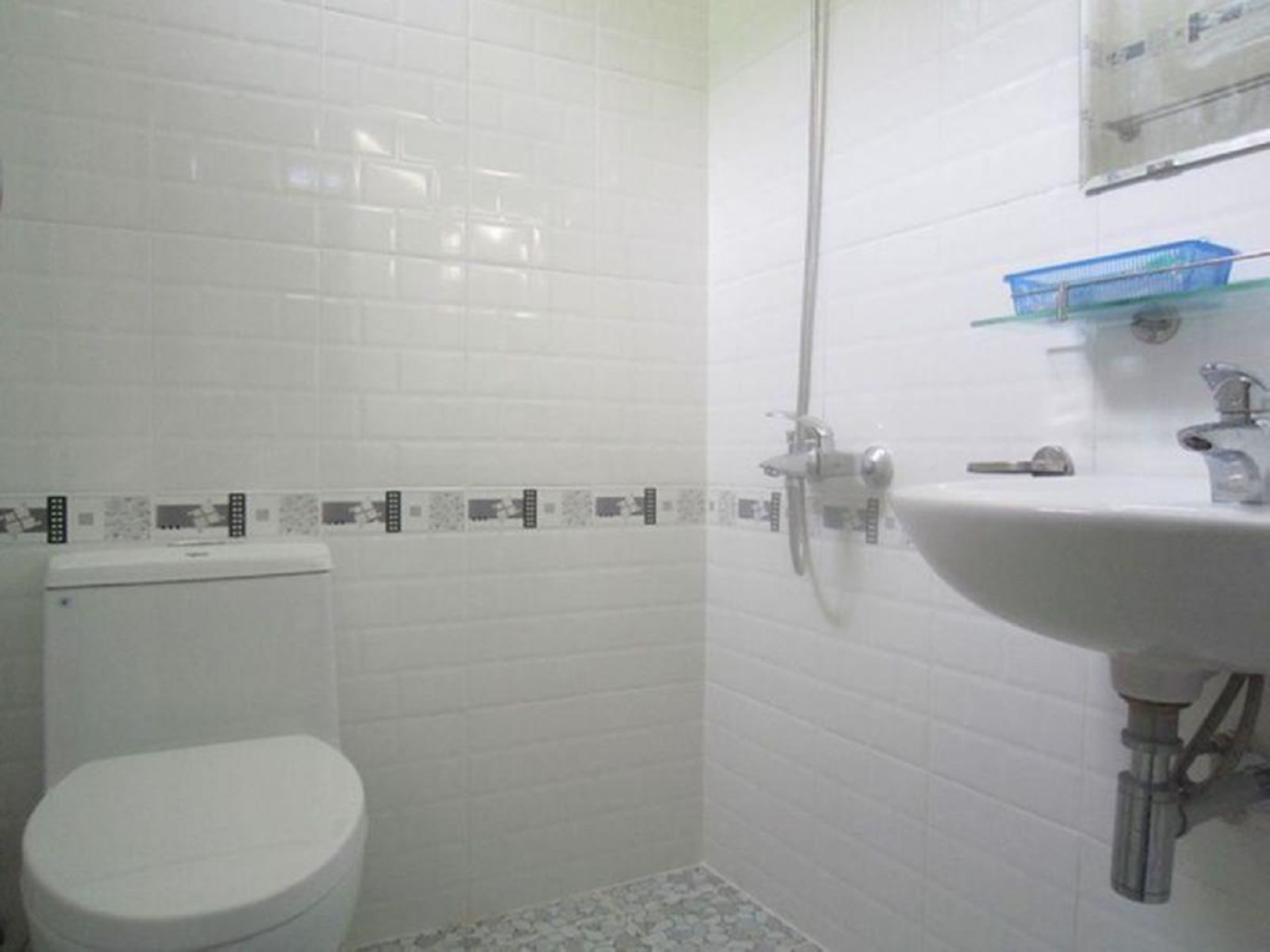 shower, free toiletries, hair dryer, slippers