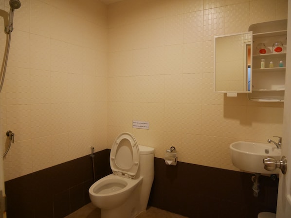 A bathroom with a toilet, a sink, and a shower. - Phaphoom Boutique (Bang Phli)
