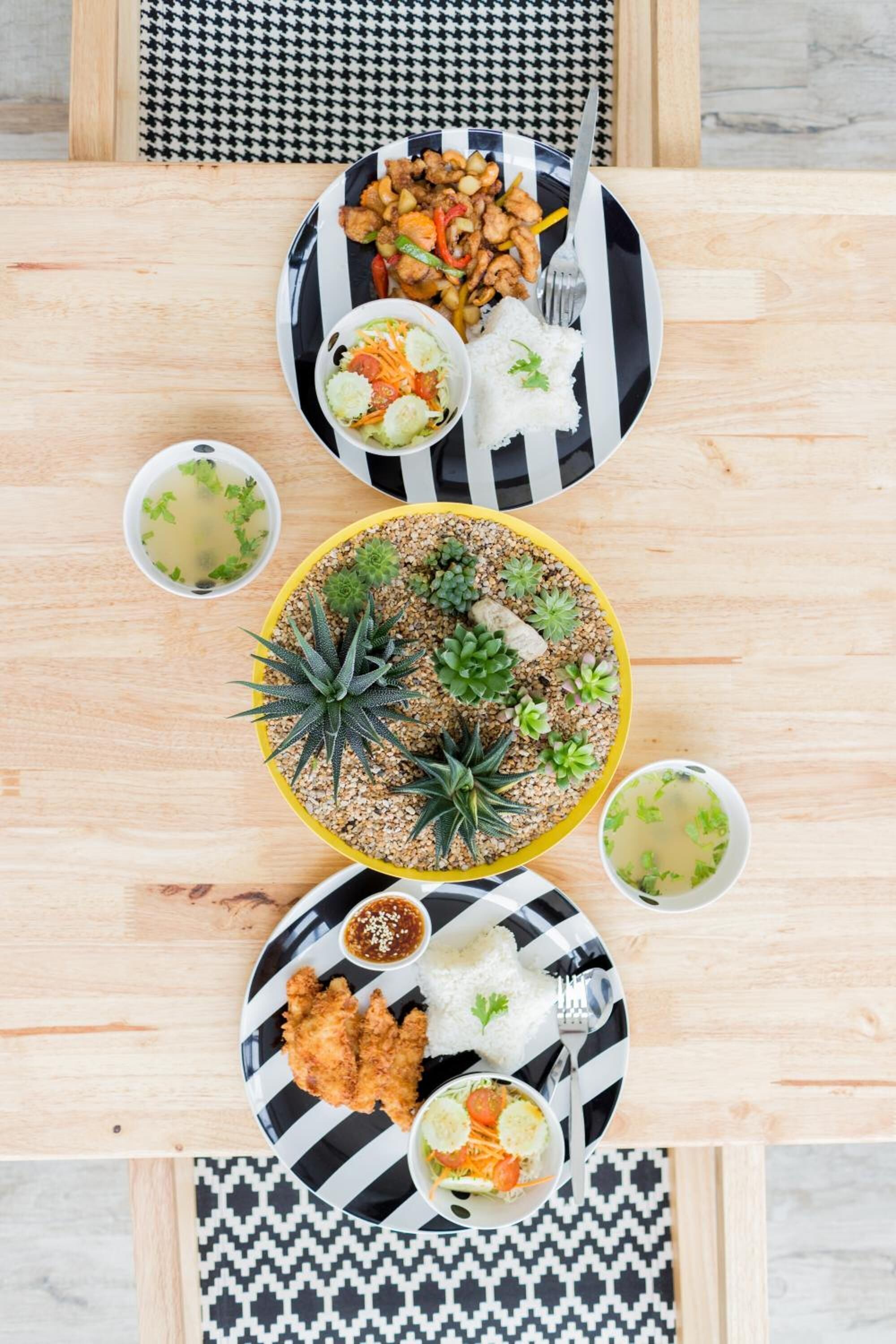 breakfast and lunch served, thai cuisine