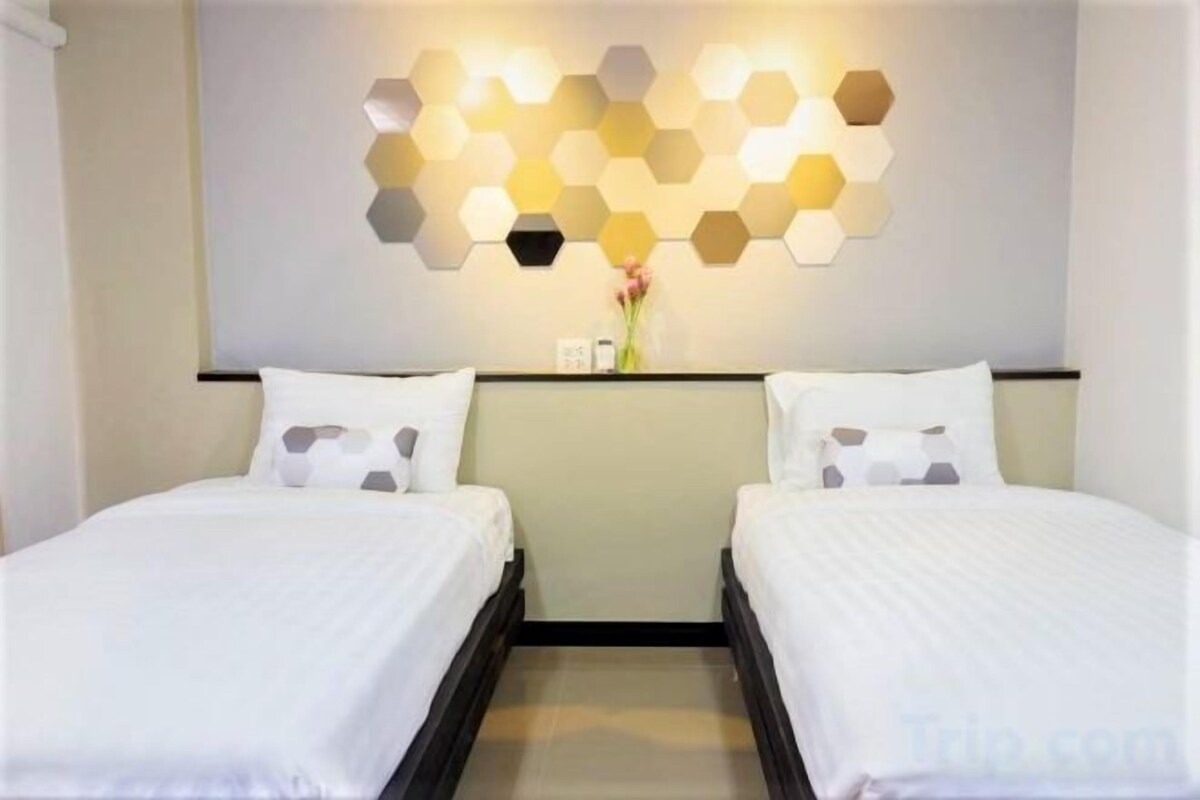 Premium bedding, desk, rollaway beds, free WiFi