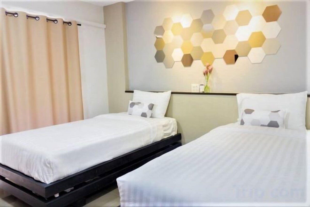 Premium bedding, desk, rollaway beds, free WiFi