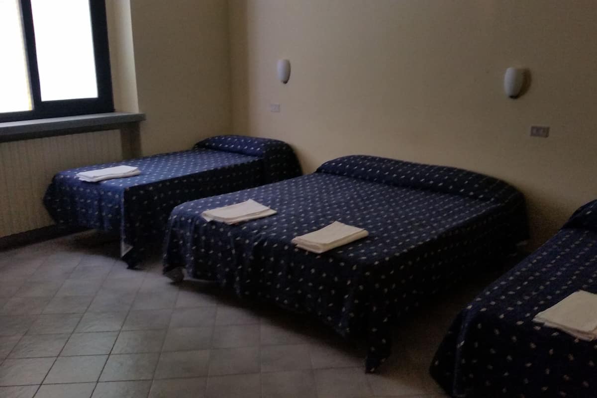 Habitación cuádruple | Escritorio