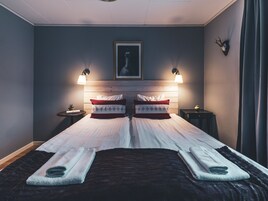 Habitación con 1 cama doble o 2 individuales, baño compartido | Cunas gratuitas, wifi gratis, ropa de cama