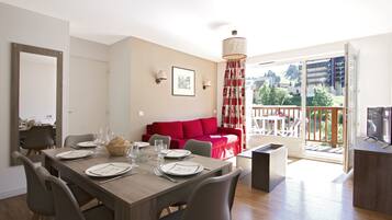 Apartment, 2 Bedrooms | Soundproofing, cots/infant beds, free WiFi, bed sheets