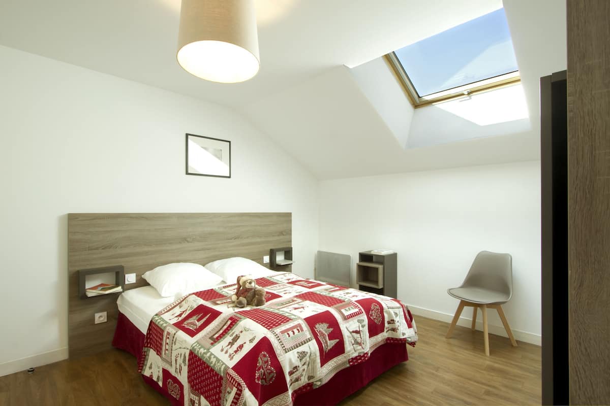 Soundproofing, cribs (surcharge), WiFi (free), bed sheets