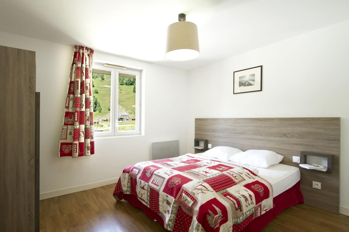Soundproofing, cribs (surcharge), WiFi (free), bed sheets
