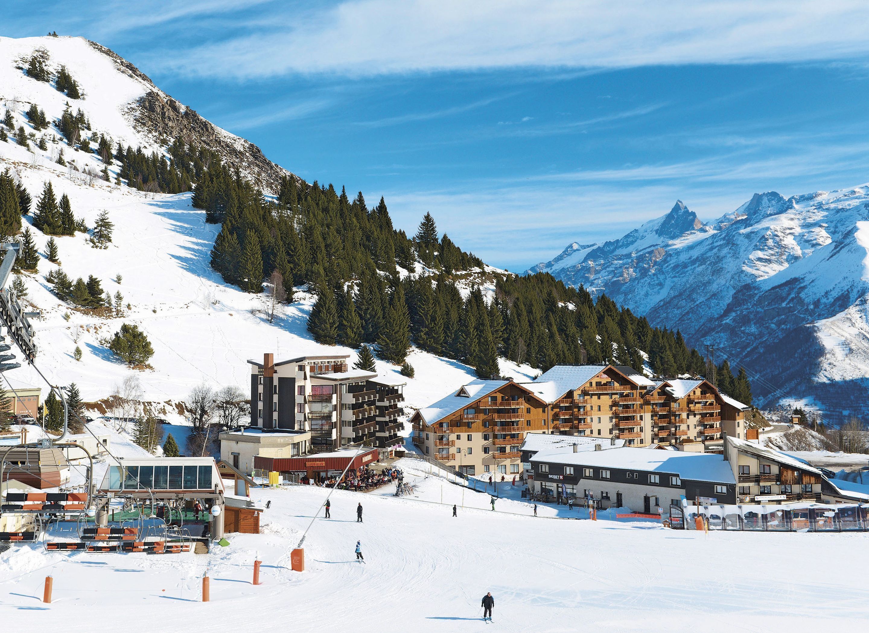 Une station de ski comprenant plusieurs bâtiments, notamment un télésiège et un restaurant.