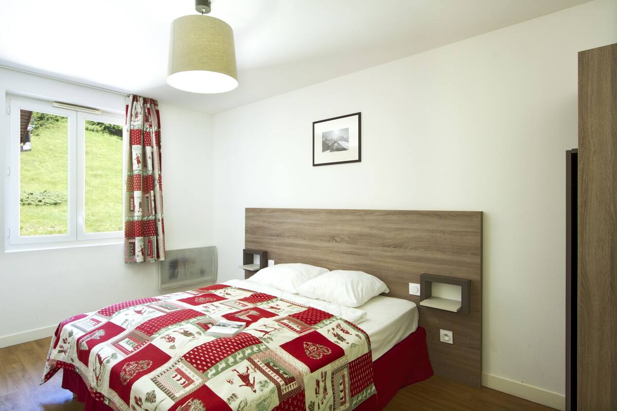 Soundproofing, cribs (surcharge), WiFi (free), bed sheets