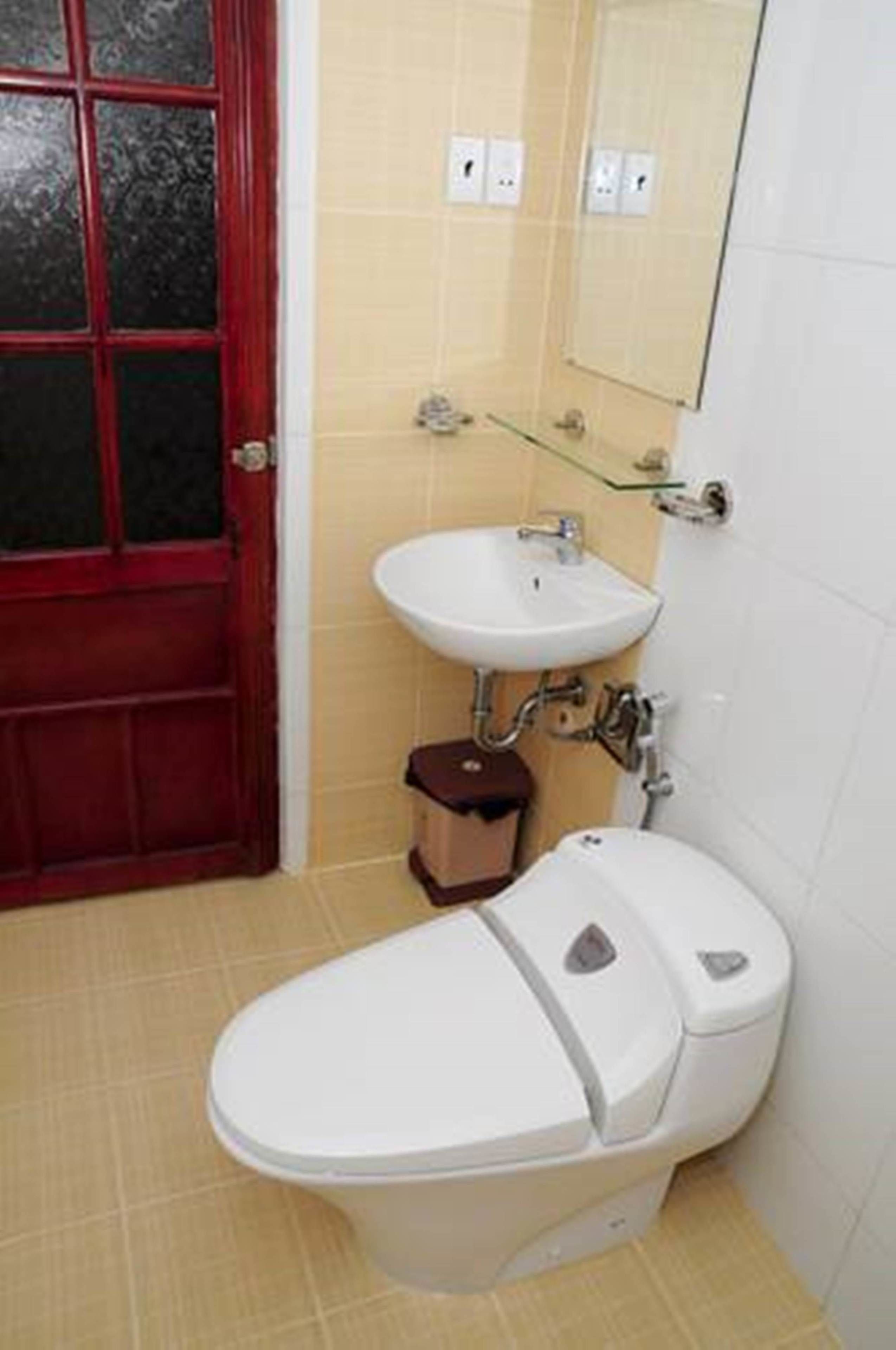 shower, free toiletries, hair dryer, slippers