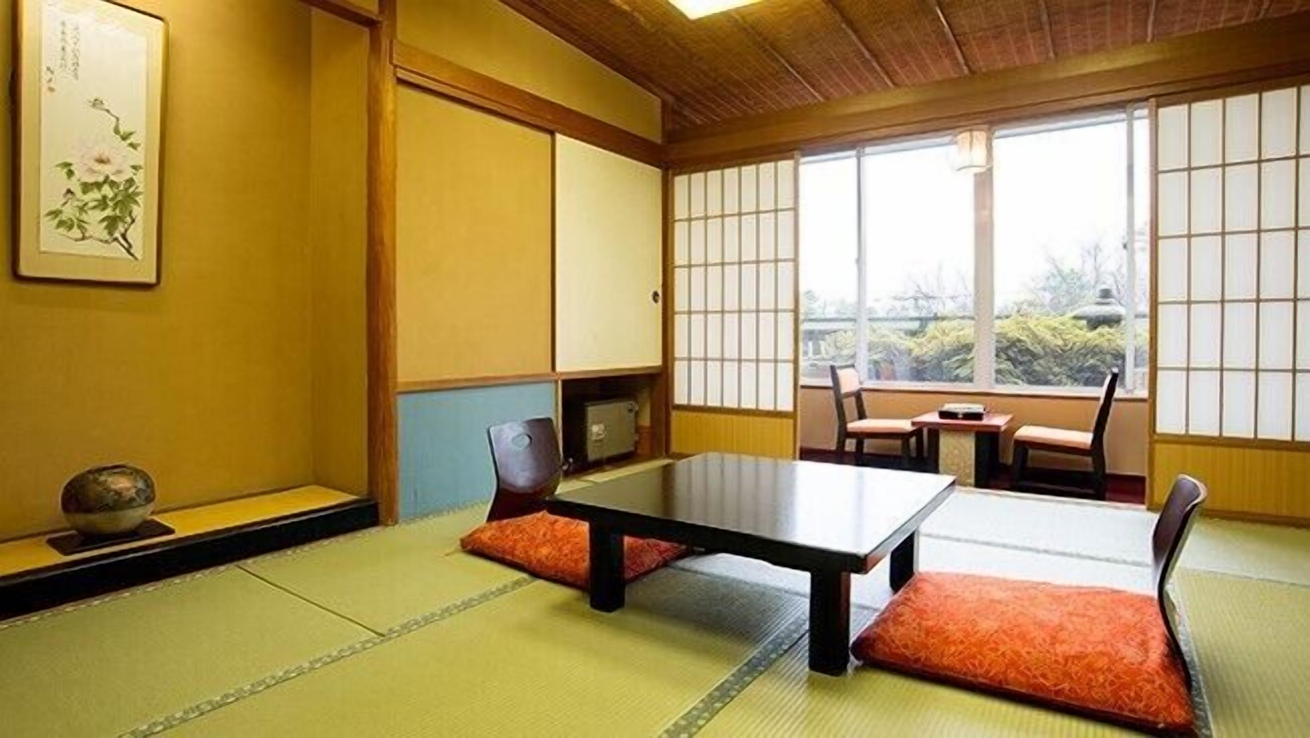 Um quarto japonês tradicional com piso de tatame, uma mesa baixa e biombos shoji.