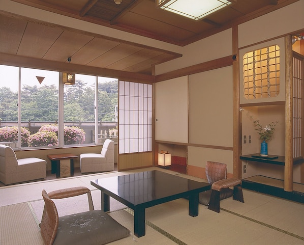 Caja de seguridad en la habitación y escritorio