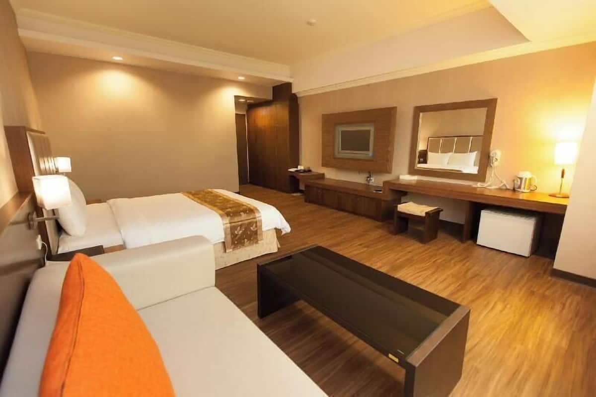 Escritorio, wifi gratis y ropa de cama