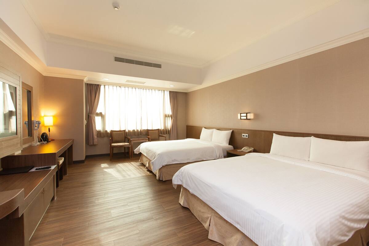 Habitación cuádruple familiar | Escritorio, wifi gratis, ropa de cama