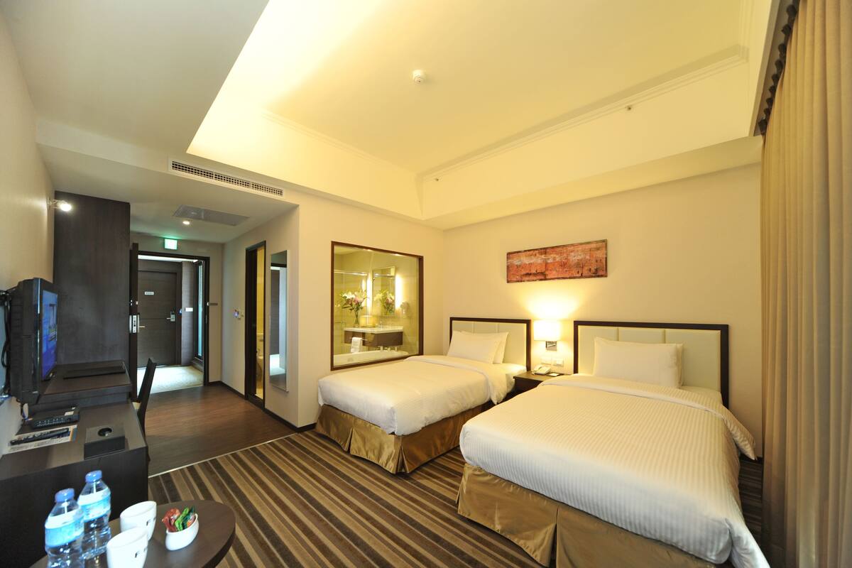 Minibar, blackout curtains, free WiFi